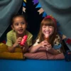Kind schijnt in het donker met de Kidoki Forest Friends knijpkat zaklamp tijdens het kamperen